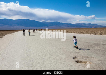 Besucher, Touristen, Familien, Besucher, Badwater Basin, 282 Fuß unter dem Meeresspiegel, Death Valley Nationalpark, Death Valley, Kalifornien Stockfoto