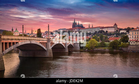 Prag bei Sonnenuntergang. Bild von Prag, Hauptstadt Stadt der Tschechischen Republik, während der dramatischen Sonnenuntergang. Stockfoto