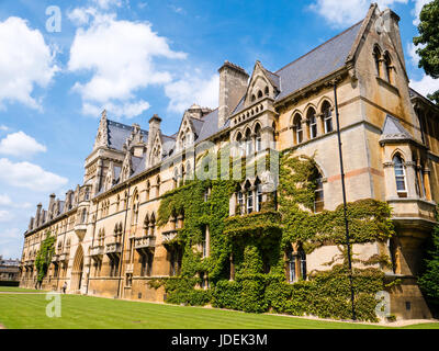 Tourist am Wiese Gebäude, Christchurch College, Universität Oxford, Oxford, England Stockfoto