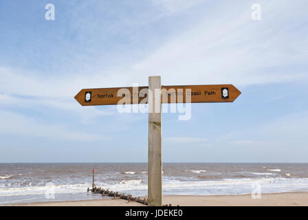 "Norfolk Coast Path" Holzschild post Stockfoto