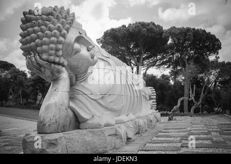 Erstaunliche geschnitzte Buddha in einem Zengarten Stockfoto