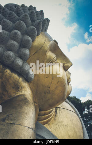 Erstaunliche geschnitzte Buddha in einem Zengarten Stockfoto