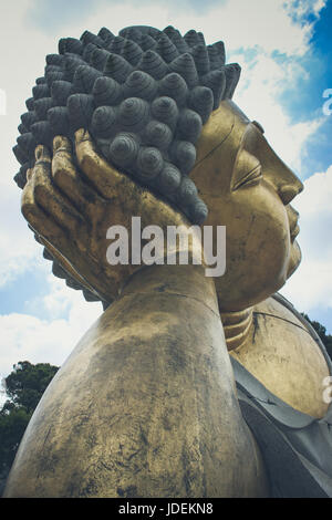 Erstaunliche geschnitzte Buddha in einem Zengarten Stockfoto