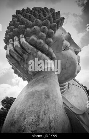 Erstaunliche geschnitzte Buddha in einem Zengarten Stockfoto