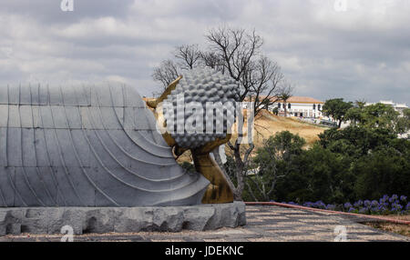 Erstaunliche geschnitzte Buddha in einem Zengarten Stockfoto