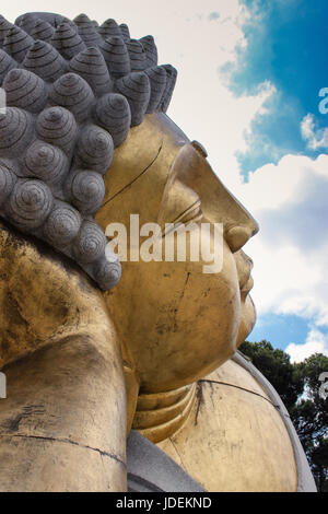 Erstaunliche geschnitzte Buddha in einem Zengarten Stockfoto