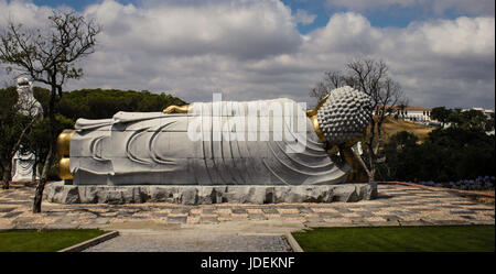 Erstaunliche geschnitzte Buddha in einem Zengarten Stockfoto