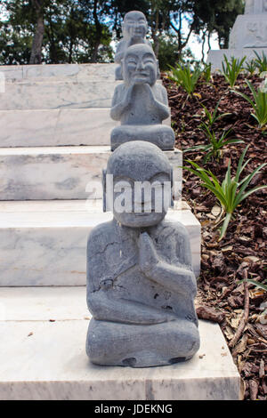 Erstaunliche geschnitzte Buddha in einem Zengarten Stockfoto