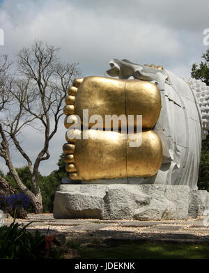 Erstaunliche geschnitzte Buddha in einem Zengarten Stockfoto