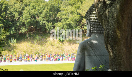 Erstaunliche geschnitzte Buddha in einem Zengarten Stockfoto