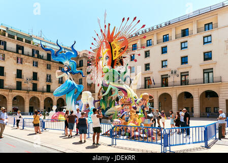 Alicante, Spanien - 20. Juni 2017: Vorbereitung auf das Feuer des Heiligen Johannes Feiertag in der Stadt Alicante. Dekorationen, sind Strukturen aus Cardboar gefertigt. Stockfoto