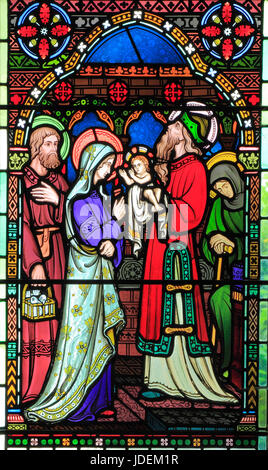 Darstellung im Tempel, der Baby Jesus, von Maria und Josef, Glasfenster von Frederick Preedy, 1865, Gunthorpe, Norfolk, England, UK Stockfoto