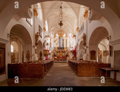 Prag - 1. März: Innenraum der Frauenkirche unter der Kette am 1. März 2017 in Prag.  Das Gemälde über dem Altar zeigt Muttergottes Stockfoto