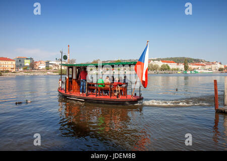 Prag - 30. APRIL: Fähre "Brehous" macht seine tägliche Segel am 30. April 2017 in Prag. Brehous verbindet Ufer "Smichov" und Flussufer "Vyton". Stockfoto