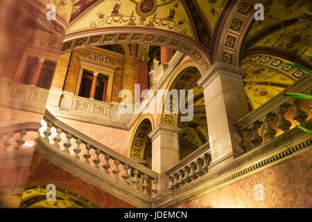 Die ungarische Staatsoper, Andrássy Útca, Teresienstadt, Budapest, Ungarn: Marmortreppe führt vom Haupteingang in den ersten Stock Stockfoto