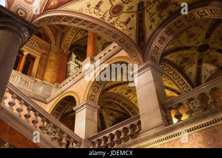 Foyer der ungarischen Staatsoper Andrássy Útca, Teresienstadt, Budapest, Ungarn: Marmortreppe führt vom Haupteingang in den ersten Stock Stockfoto