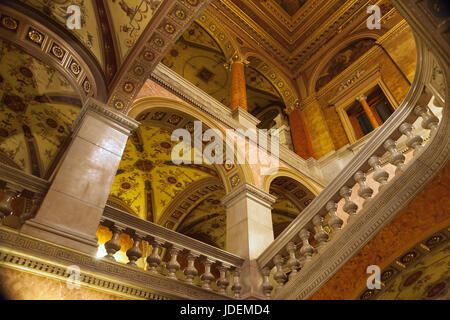 Foyer der ungarischen Staatsoper Andrássy Útca, Teresienstadt, Budapest, Ungarn: Marmortreppe führt vom Haupteingang in den ersten Stock Stockfoto