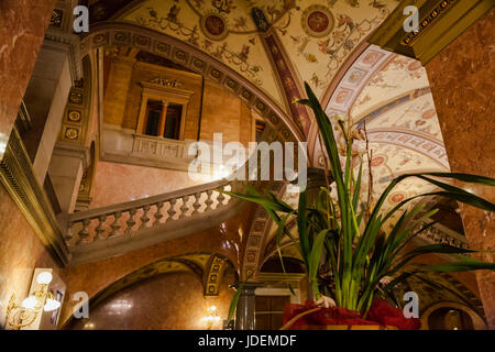 Foyer der ungarischen Staatsoper Andrássy Útca, Teresienstadt, Budapest, Ungarn: Marmortreppe führt vom Haupteingang in den ersten Stock Stockfoto