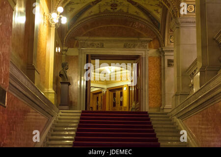 Foyer der ungarischen Staatsoper Andrássy Útca, Teresienstadt, Budapest, Ungarn: Marmortreppe führt vom Haupteingang in den ersten Stock Stockfoto