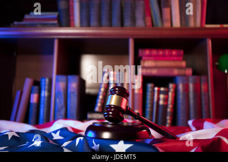 Independence Day Thema. 4th of July. Amerikanische Unabhängigkeitserklärung. Hammer, Bibliothek, verschiedene Codes. Amerikanische Flagge. Rot und blau. Platz für typ Stockfoto