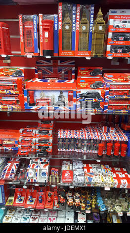 LONDON, UK - 25. Februar 2017: Souvenir-Shop im Zentrum von London City, Großbritannien Stockfoto