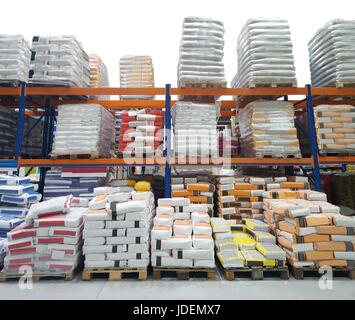 Bau Lagerhalle mit Zement-Taschen für die Industrie verwenden Stockfoto