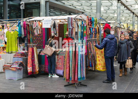 Menschen aller Stände in Old Spitalfields Market einkaufen. Shoreditch, East London, UK Stockfoto