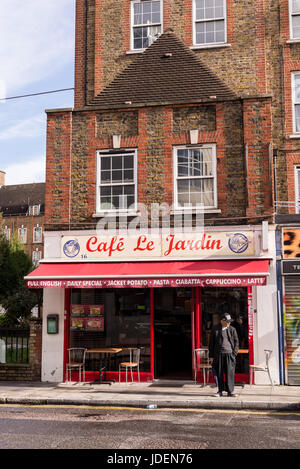 London, UK - Oktober 2016. Alter Mann vor klassischen britischen lokalen Cafè Feinkost genannt "Cafe Jardin" Stockfoto