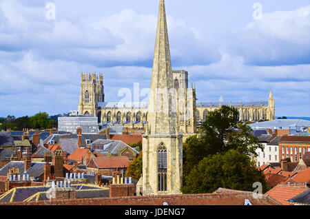 Blick auf die Aussicht von der Spitze des Turms Cliffords in York. York Minster, St Wilfrids katholischen Kirche gehören Stockfoto