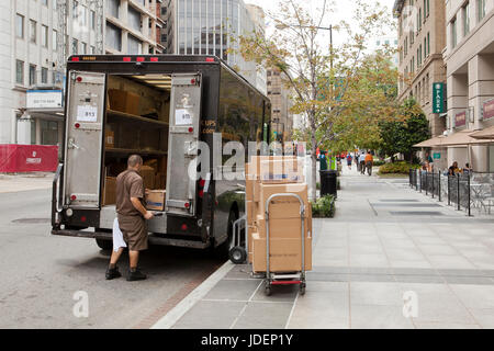 UPS Lieferung Mann Vorbereitung Pakete lieferbar - Washington, DC USA Stockfoto