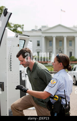 Polizei verhaftet Umwelt Demonstranten führte in Polizei-Transporter - Washington, DC USA Stockfoto