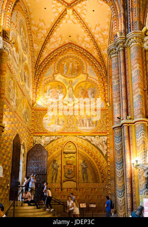 Reich verzierte Innenraum, Wandmalereien, Wände, Decke, Ikonographie in St. Matthias Kirche, Castlle Bezirk, Buda, Budapest, die Hauptstadt von Ungarn Stockfoto