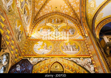 Reich verzierte Innenraum, Wandmalereien, Wände, Decke, Ikonographie in St. Matthias Kirche, Castlle Bezirk, Buda, Budapest, die Hauptstadt von Ungarn Stockfoto