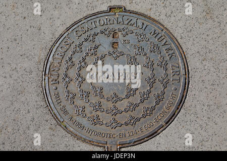 Dekorative Kanaldeckel mit Budapest Namen in einer Straße in Castle Hill, Buda, Budapest, Hauptstadt von Ungarn, Mitteleuropa Stockfoto