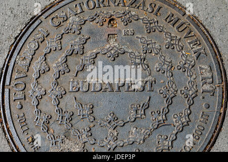 Dekorative Kanaldeckel mit Budapest Namen in einer Straße in Castle Hill, Buda, Budapest, Hauptstadt von Ungarn, Mitteleuropa Stockfoto