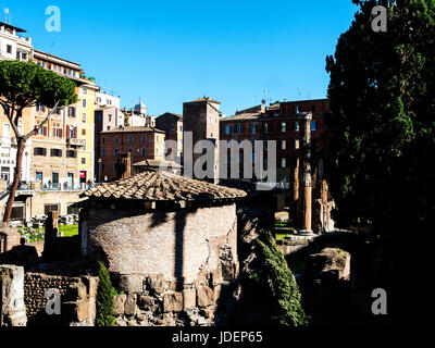 Largo di Torre Argentina ist ein Platz in Rom, die vier republikanische römische Tempel und die Überreste des Pompeius Theaters hostet. Stockfoto