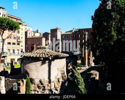 Largo di Torre Argentina ist ein Platz in Rom, die vier republikanische römische Tempel und die Überreste des Pompeius Theaters hostet. Stockfoto