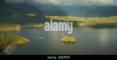 Schönes Licht am Clayoquot Sound in der Nähe von Tofino, Britisch-Kolumbien Stockfoto