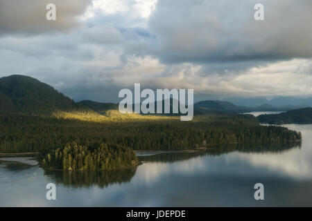 Schönes Licht am Clayoquot Sound in der Nähe von Tofino, Britisch-Kolumbien Stockfoto