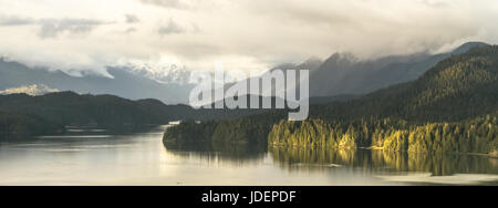 Schönes Licht am Clayoquot Sound in der Nähe von Tofino, Britisch-Kolumbien Stockfoto