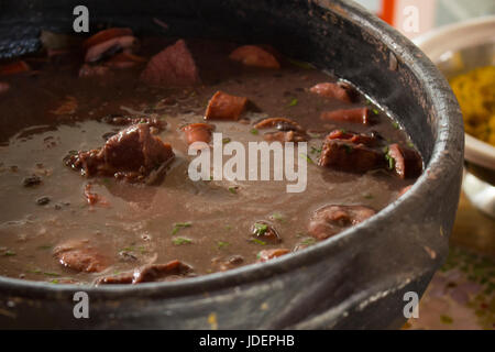 Brasilianische Feijoada in traditionellen Ton-Pfanne gekocht Stockfoto