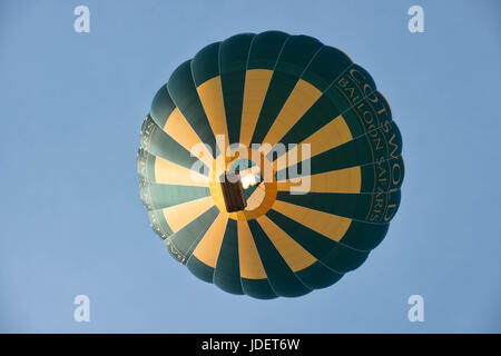 Ein Heißluftballon gesehen von unten, von cotswold Ballon safaris, Abfackeln ist es Gasbrenner Höhe gegen einen klaren, blauen Himmel zu halten. Stockfoto
