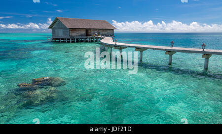 Holzhütte auf Stelzen in die Lagune, Gangehi Island, Gangehi Island Resort, Ari Atoll, Indischer Ozean, Malediven Stockfoto