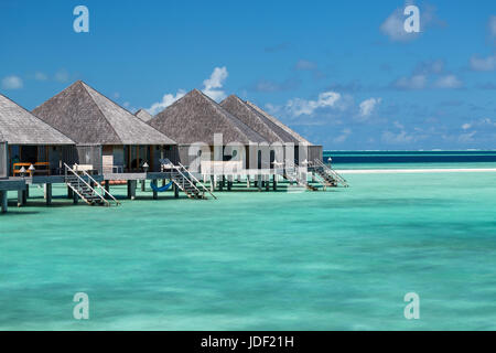 Holzhütten auf Stelzen in die Lagune, Gangehi Island, Gangehi Island Resort, Ari Atoll, Indischer Ozean, Malediven Stockfoto