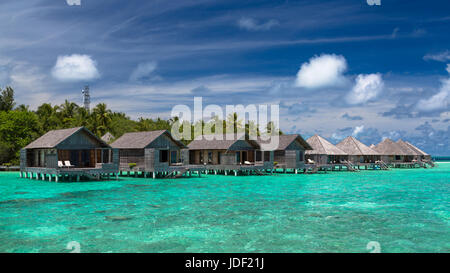 Holzhütten auf Stelzen in die Lagune, Gangehi Island, Gangehi Island Resort, Ari Atoll, Indischer Ozean, Malediven Stockfoto