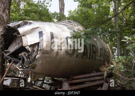 Wrack der US Air Force Kampfjet in den Bäumen der Schrottplatz. Stockfoto