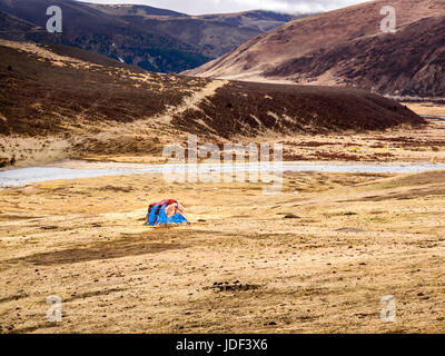 Blick auf Berg und Fluss in Sichuan, China Stockfoto