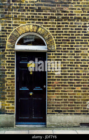 stilvolle Eingang eines Wohnhauses, wölbt sich eine interessante Fassade des alten Steins über der Tür, eine typisch englische Altbauten, london Stockfoto