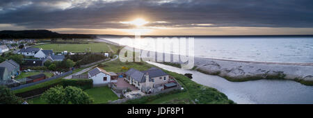 Luftaufnahme der Sonnenuntergang über Kingston am Spey, Blick nach Westen in Richtung Lossiemouth Stockfoto