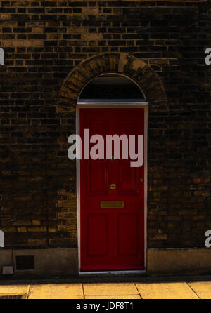 stilvolle Eingang eines Wohnhauses, wölbt sich eine interessante Fassade des alten Steins über der Tür, eine typisch englische Altbauten, london Stockfoto